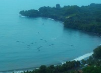 Selain Pangandaran, ada juga penampakan Pantai Batu Karas dari ketinggian. Saat masih pagi, belum terlalu banyak kegiatan yang bisa dilihat dari atas sini (Shafa/detikTravel)