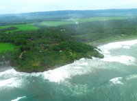 Ombak di sini tidak terlalu besar, sehingga sangat bersahabat untuk orangtua yang membawa anak-anak. Sedangkan pecinta selancar juga senang di sini karena ombaknya asyik untuk surfing (Shafa/detikTravel)