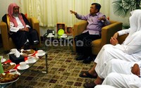 Jusuf Kalla (kanan) berbincang dengan Syekh Nash Omar (kiri).