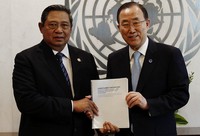 SBY menyerahkan laporan akhir Panel kepada Sekjen PBB Ban Ki-moon. Abror Rizki/Setpres.