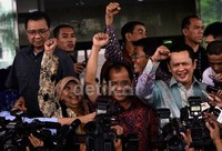 Lily Wahid, M Misbakhun, Akbar Faisal, Bambang Soesatyo mengangkat tangan bersama saat akan menyerahkan data-data baru terkait Century ke KPK. Lamhot Aritonang/detikFoto.
