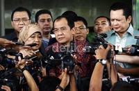 Tim Pengawas Century DPR menyatakan sudah menyerahkan 25 lembar dokumen baru ke Komisi Pemberantasan Korupsi, hari ini. Menurut mereka, dokumen itu menyatakan keterlibatan lima Dewan Gubernur dan Gubernur Bank Indonesia ketika itu. Lamhot Aritonang/detikFoto.