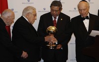 SBY menerima penghargaan dari Appeal of Conscience Foundation (AoCF). AoCF adalah organisasi yang mempromosikan perdamaian, demokrasi, toleransi, dan dialog antarkepercayaan yang berbasis di New York, Amerika Serikat. Abror Rizki/Setpres.