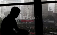 Seorang warga tengah melihat derasnya hujan yang mengguyur wilayah Jakarta dan sekitarnya, Kamis (30/5) sore kemarin.
