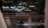 Hujan biasanya akan menimbulkan genangan air dan mengakibatkan kemacetan.