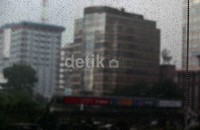 Hujan ringan yang turun di wilayah DKI Jakarta berada pada suhu 25 hingga 33 derajat celcius dengan kelembaban udara berada diantara 62-94 persen.