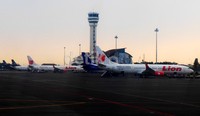Saat ini kurang lebih 24 hingga 27 pesawat bermalam di bandara untuk mendapatkan keberangkatan sepagi mungkin.