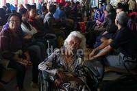 Padatnya bandara membuat penumpang tidak nyaman.