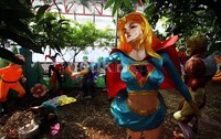 Sejumlah pekerja juga mempersiapkan lampion berbentuk superhero.