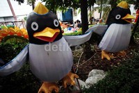 lampion-lampion dengan bermacam betuk siap dipasang di arena PRJ yang berlangsung mulai 6 Juni - 7 Juli 2013.