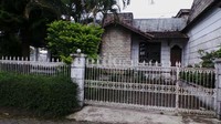 Rumah tersebut terletak di Jalan Loji Timur I, Desa Cipanas, Kabupaten Cianjur, Jawa Barat. Rumah tersebut memiliki pagar berwarna putih.