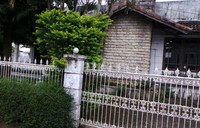 Di halaman depan, rumah tersebut ditanami dua pohon cemara. Tembok depan rumah tersebut terlihat kusam. Menurut seorang warga, rumah tersebut sempat disambangi KPK sekitar 5 hari yang lalu.