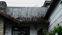 Rumah ini diduga dibeli dari Ketua Majelis Syuro PKS Hilmi Aminuddin. Usai diperiksa KPK beberapa hari lalu, Hilmi sempat mengakui pernah melakukan transaksi jual beli rumah di Cipanas, Jabar, pada tahun 2006.