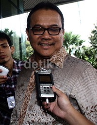 Saat dikonfirmasi soal pemeriksaan perdananya sebagai tersangka ini, Rusli menjawab belum tahu. Lamhot Aritonang/detikFoto.