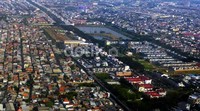 Wilayah yang berbatasan dengan laut tersebut tampak penuh sesak.