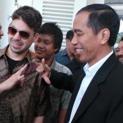 Datang ke Konser Arkarna, Jokowi Nyanyi Nonton Bioskop
