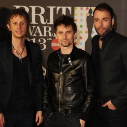 Muse Bagikan Uang Saat Konser di London