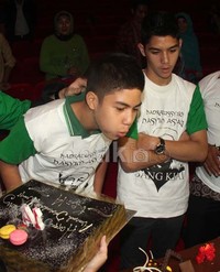 El meniup kue ulang tahunnya. Ridho/detikHOT.