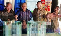 Komisaris Utama PT. Gemilang Usaha Terbilang,  Benny Sutrisno (tengah)  didampingi Dirut Pembangunan Sarana Jaya Agus Himawan (kiri) dan Direktur Pemasaran Bank DKI Mulyanto Wibowo menekan tombol, tanda dimulainya  pembangunanan  Village di Jalan H. Naman  Pondok Kelapa, Jakarta Timur, Kamis  (30/5).     