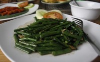 Orek kacang panjang (Rp 19.000) ditumis bersama bawang putih dan saus tiram.