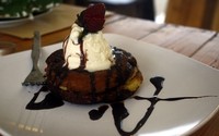Pancake ice cream (Rp 15.000) jadi menu penutup yang nikmat, disajikan bersama ice cream vanilla dan saus cokelat. Nyam!