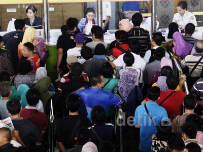 Antre Tiket KA untuk Mudik di Stasiun Gambir