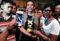 Kehadiran Jokowi sempat mengalihkan perhatian penonton di arena festival.