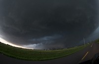 Diperkirakan akan ada empat tornado yang menerjang Oklahoma City, dengan kecepatan masing-masing 145 km per jam dan disertai hujan deras. REUTERS/Richard Rowe.