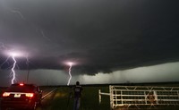 Pemburu tornado tampak mengabadikan badai petir, Jumat (31/5). REUTERS/Gene Blevins.