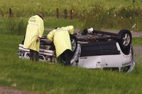 5 Orang dilaporkan tewas dan sejumlah mobil terbalik diterjang angin kencang tersebut. REUTERS/Bill Waugh.