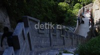 Selain itu, di sana ada juga jembatan gantung dan anak tangga yang tinggi. Beberapa titik pun disiapkan pos-pos, untuk tempat beristirahat sambil menikmati pemandangan sungai, sawah, dan tebing. Gus Mun/detikFoto.