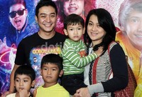 Irgi Fahrezi dan keluarganya saat ditemui di gala premier film 'Coboy Junior The Movie' di XXI Epicentrum, Kuningan, Jakarta Selatan, Sabtu (1/6). Noel/detikHot.