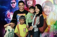 Irgi memboyong keluarganya untuk menyaksikan film tersebut. Noel/detikHot.