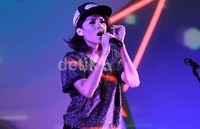 Lala Karmela mampu menyihir penonton ikut menyanyikan lagu-lagu yang dibawakannya.