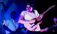 Tak hanya piawai bernyanyi, malam itu Jamie juga unjuk kebolehan bermain gitar.