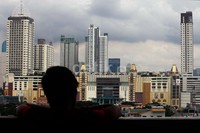 Seorang warga mengamati gedung bertingkat di kawasan Tanah Abang, Jakarta, Jumat (30/5).