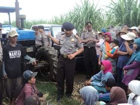 Hadang Traktor PTPN XII, Petani Situbondo Menolak Lahannya Dibajak