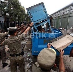 PKL Hancurkan 3 Mobil Patroli Satpol PP Pemkot Pekanbaru