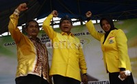 Anggota DPR dari Fraksi Golkar Agun Gunandjar (tengah)  memberikan sambutan untuk mengajak kader Golkar untuk memenangkan Ade UU Sukaesih dan  Darmadji. Warga Kota Banjar, Jawa Barat, akan memilih wali kota baru pada Rabu, 28 Agustus 2013 mendatang. Lamhot Aritonang/detikfoto