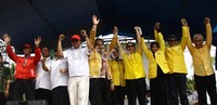 Sebagai  partai pengusung calon walikota Banjar Ade UU Sukaesih dan pasangannya calon wakil Walikota Banjar Darmadji mengangkat tangan usai mendeklarasikan pasang tersbut. Lamhot Aritonang/detikfoto