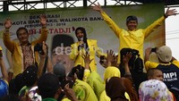 Calon walikota Banjar Ade UU Sukaesih dan calon wakil Walikota Banjar Darmadji dimpingi anggota DPR dari Fraksi Golkar Agun Gunandjar memberikan pidato politinya didepan ribuan massanya. Lamhot Aritonang/detikfoto     