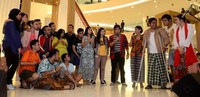 Pemain menyelenggarakan showcase yang menampilkan salah satu adegan dalam pementasan di  Atrium Senayan City.     