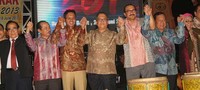     Wakil Menteri Pariwisata dan Ekonomi Kreatif Dr Sapta Nirwandar seusai membuka Tour De Singkarak 2013 di Jam Gadang Bukit Tinggi Sumatera Barat. Gusmun/detikfoto