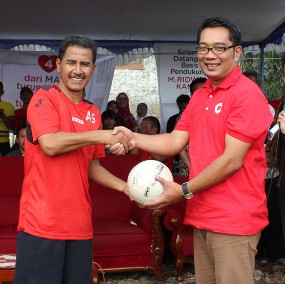 Ridwan Kamil Bagikan 1.000 Bola Bersama Ajat Sudrajat