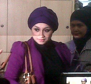 Jenguk Fathanah, Sefti Mengaku Kangen dan Bawa Ayam