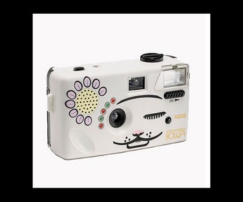     Kamera warna putih jenis point-and-shoot ini dihiasi dengan motif kucing. Lucu dan imut, bukan? (Kredit foto: geeksugar)