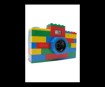     Kamera Lego dengan warna yang khas ini bisa menjepret foto dengan resolusi 3MP. Ia memiliki layar LCD 1,5 inci. (Kredit foto: geeksugar)