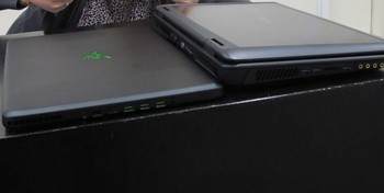     Dibandingkan dengan notebook gaming sekelasnya, ukuran langsing yang dimiliki Razer Blade pastinya dapat memudahkan gamer memainkan game kesukaannya di manapun. (kredit foto: pcauthority)