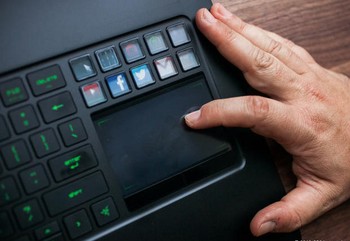     Kelebihan lain yang dimiliki Razer adalah touchpad yang dimilikinya, selain posisinya yang tidak wajar yakni disamping kanan, touchpad Razer Blade sejatinya bekerja layaknya layar sebuah smartphone. (kredit foto: cnet)