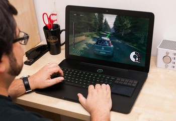     Razer Blade dipersenjatai prosesor Intel Core i generasi keempat Haswell yang dipadukan dengan GeForce GTX 765M sebagai pengolah grafis. Dipadu balutan material alumunium pada bagian bodinya, Razer Blade juga dibekali RAM DDR3 1600 sebesar 8 GB, variasi media storage mSATA SSD 128 GB hingga 512 GB, dan layar berukuran 14 inch dengan resolusi maksimal 1600x900 pixel. (kredit foto: cnet)